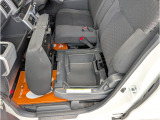 助手席シート下は収納スペースになってます。バスケットとして車から降ろすことも可能です。洗車道具を収納したり、貴重品を隠したり使用用途は様々です。