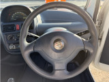 インテリアに合わせたデザインのステアリングは運転しやすい形状、大きさです。