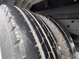 タイヤ:タイヤは全て、山あります。いすゞエルフ3段ハイルーフNMR85AR/車検1年付/走行距離8万㎞台/ラジコン付/フックイン/タダノ2008年製/敷板付/F6速/フォグランプ/ラジオ/HSA/他