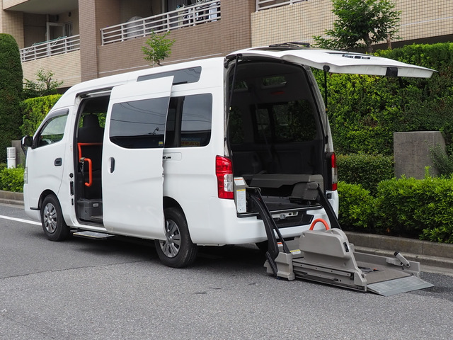 NV350キャラバン 2.5チェアキャブ 車椅子2名10名乗り
