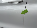 【ダメージ・汚れ】この車両は、内外装共にとても良好な状態を保っていますが、強いて言うなら目を凝らすとわかるレベルの凸があります。当店では板金修理も承っておりますので、気になる方は是非ご相談ください。