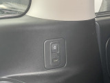 ☆3列目にもUSB端子が付いているので携帯の充電もバッチリ♪左側には電動スライドドアの開閉スイッチも付いています。お見逃し無く!!お問い合わせはTEL06-6430-1230 E-mail cars_genes