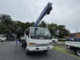 車両正面:いすゞエルフ5段クレーン リアアウトリガー‼