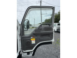 運転席側ドア内側:ガラスにヒビ割れ無しです。ドア内側に目立つ汚れや傷無しです。ガラスの向こう側は『道の駅みかも』様駐車場です。道の駅までは公共交通機関でもお越しいただけます。