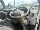 4000cc 2t 2トン 平ボディ 4WD 走行76000K アオリカバー付 3人乗り 内外装仕上げ済み 積載2000Kg 5速 5MT 3ペダル