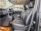 車内カスタムのポイントはブラックレザー調のシートカバーとコンビステアリングになります。それと合わせてパネル類もピアノブラックをチョイス。外装だけではなく車内もしっかりとカスタムしました。