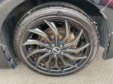やはり足元にアルミホイールを履いていると、より車が良く見えますねよね!洗車の際は是非、ボディもですがアルミもしっかりと洗ってあげると輝きが復活しますので、足元もピッカピカでいきましょー!
