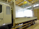 荷台内寸:575&times;214&times;40 三方開 アオリ三方上部ステンレス製プロテクター付 リア歩み掛け架装 前立てステンレス製/荷台側アルミ縞鋼板張り/LED作業灯4個