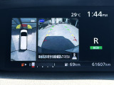リアビューカメラ&アラウンドビューモニターを装備。車庫入れや幅寄せ駐車のときに大変助かるアイテムです。