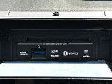 モニターの内側にCD/DVD/ブルーレイおよびSDカードスロットを装備。