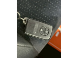 【スマートキー】 車内へのアクセス楽々、今や必須アイテムの「スマートキー」には、キー複製防止「イモビライザー」まで備わっております。