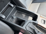 【センターコンソールボックス オープン時】センターコンソールの下は、収納としても優れた役割を果たしてくれます。運転に必要なものを入れておき、さっと取り出すこともできます。