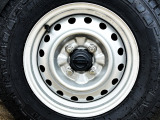 165/80R13タイヤ&スチールホイールを装着。