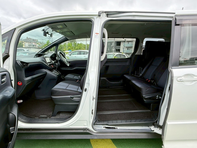 トヨタ ヴォクシー 2.0 ZS 禁煙車/純正ナビ/バックカメラ/ETC の中古車