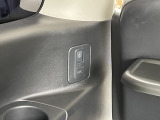 ☆3列目にもUSB端子が付いているので携帯の充電もバッチリ♪左側には電動スライドドアの開閉スイッチも付いています。お見逃し無く!!お問い合わせはTEL06-6430-1230 E-mail cars_genes