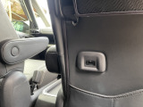 ☆運転席の後ろにUSB端子が付いているので携帯の充電もできますよ♪お見逃し無く!!お問い合わせはTEL06-6430-1230 E-mail cars_genesis2007@yahoo.co.jpまで!!☆