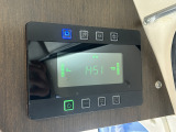 トイファクトリーのキャンピングカーには電装品集中パネルがございます!電圧や各種照明、FFヒーター、インバーターなどはコチラで操作できます!