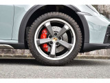 【気持ち良くご納車致します】仕上げ専門スタッフによる、専用ポリッシャーによるボディの磨き仕上げ、ホイール、タイヤハウス内側の清掃、内装の抗菌クリーニング、各部スイッチ、ハンドル、細部の清掃を行います。