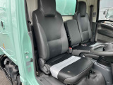 車内シート、切れ補修箇所有り。