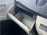 グローボックスも大容量を完備。車検証入れやお好きな小物などを収納可能です。