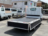 荷台は木製ですが、別途費用10万円にて鉄板にすることも可能です。ご希望に合わせて対応させていただきますので、お気軽にご相談ください。