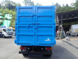 2トン積載、荷台L310&times;W159&times;H159。リヤは、荷物の積み降ろしがしやすい4枚観音扉仕様!