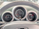 ホンダらしさが垣間見える3眼タイプのメーターパネルになります。パッと見はオーソドックスな造りに見えますが意外に造り込まれたデザインなのです。