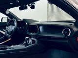 【展示場】車両スペースで、いつでも明るいライトの下で天候に左右されることなくはっきりと車の状態を確認することができます。専用駐車場有り。電車でお越しの際はご連絡いただければお迎えに上がります【送迎】