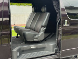 ダークプライム2だから、リアシートも真っ黒レザーシート!商用車感が全然なくなってかっこよくなってますね。