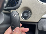 便利なスマートキー&プッシュエンジンスタートが装備されております。鍵を刺さずにエンジン始動が可能なので非常に便利です。もちろんイモビライザーも標準搭載。