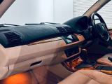 【展示場】車両スペースで、いつでも明るいライトの下で天候に左右されることなくはっきりと車の状態を確認することができます。専用駐車場有り。電車でお越しの際はご連絡いただければお迎えに上がります【送迎】
