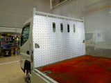 荷台内寸:435&times;208&times;40 三方開 アルミアオリ アオリ上部アルミ縞鋼板プロテクター 床鉄板張り 埋め込みフック5対 鳥居アルミ縞鋼板張り