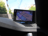 大型の純正液晶ナビ。AppleCarPlay対応でスマホ連動も快適です。