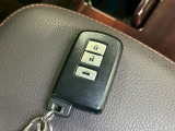 【スマートキー】 車内へのアクセス楽々、今や必須アイテムの「スマートキー」には、キー複製防止「イモビライザー」まで備わっております。