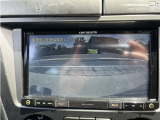 バックカメラも装備されておりますのでしっかりと後方を確認しながら駐車が可能です。安心して駐車が出来るのはポイントが高いです。オススメの装備です。