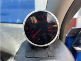 ターボ車には欠かせないDefi製ブーストメーターが装備されております。人気の高いDefiのメーターで純正メーターに合わせて赤をチョイス。アクセルに応じて針が動くので見ていて面白いです。