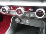 フルオートエアコン!運転席・助手席別々に温度調節できます!