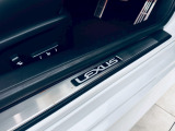 【展示場】車両スペースで、いつでも明るいライトの下で天候に左右されることなくはっきりと車の状態を確認することができます。専用駐車場有り。電車でお越しの際はご連絡いただければお迎えに上がります【送迎】
