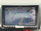 【バックカメラ】今や無くてはならない、必須装備のバックカメラ付き。バック時の車両後方の死角をモニター上に映し出すので、駐車が苦手な方や見通しの悪い場所でも安心して駐車することができます!!
