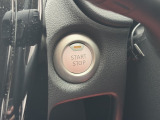 【エンジンSTART/STOPボタン】カバンやポケットに入れたままでもエンジンのオン・オフが可能なスマートキーを装備。ドアの施錠・解錠時もカギを取り出す必要が無いからとっても便利です!