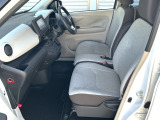 フロントシートは床面もフラットで運転席、助手席間の移動がしやすく、狭い場所での乗り降りも楽々です