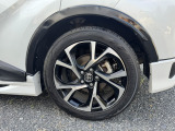 左後方タイヤ:グレードですので、18インチ!!純正アルミホイールです。トヨタC-HR 令和5年車/車検令和10年5月/Gグレード(ハイブリッド)/// ★モデリスタ仕様★