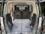 ☆後部座席を倒せば広々荷室になります。割とフラットなので車中泊もできるかも?お見逃し無く!!お問い合わせはTEL06-6430-1230 E-mail cars_genesis2007@yahoo.co.jpま