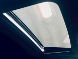 【展示場】車両スペースで、いつでも明るいライトの下で天候に左右されることなくはっきりと車の状態を確認することができます。専用駐車場有り。電車でお越しの際はご連絡いただければお迎えに上がります【送迎】