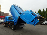 新明和 MODEL:GR094-1733C MFG:H002438075 容積:9.5m3 積載荷重中心位置、荷箱中心位置より1.800m 連続稼働ボタン有り! 巻き込み積み、ダンプ排出です。