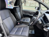 うれしい禁煙車です!内装はブラックを基調とした落ち着いたデザインです。