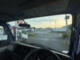 フロントガラス:ヒビ割れ無しです。フロントガラスの向こう側は、『道の駅みかも』様駐車場です。連日多くのドライバー様が利用されています。当店にもえぜひぜひお立ち寄りくださいませ♪