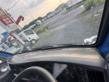 ダッシュボード・フロントガラス:フロントガラスにひび割れ無しです♪ダッシュボードに目立つ傷無しです。フロントガラスの向こう側は、『道の駅みかも』様駐車場です。比較的大きな道の駅です。栃木県栃木市