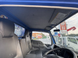 キャビン内屋根:キャビン内屋根、目立つ汚れや傷無しの比較的状態の良い内装をしています。いすゞエルフフルフラットローダンプ,積載3トン,安心の車検1年付けてのお渡しです♪ ☆全国配送承ります☆☆他府県納車実績多数