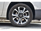 【気持ち良くご納車致します】仕上げ専門スタッフによる、専用ポリッシャーによるボディの磨き仕上げ、ホイール、タイヤハウス内側の清掃、内装の抗菌クリーニング、各部スイッチ、ハンドル、細部の清掃を行います。